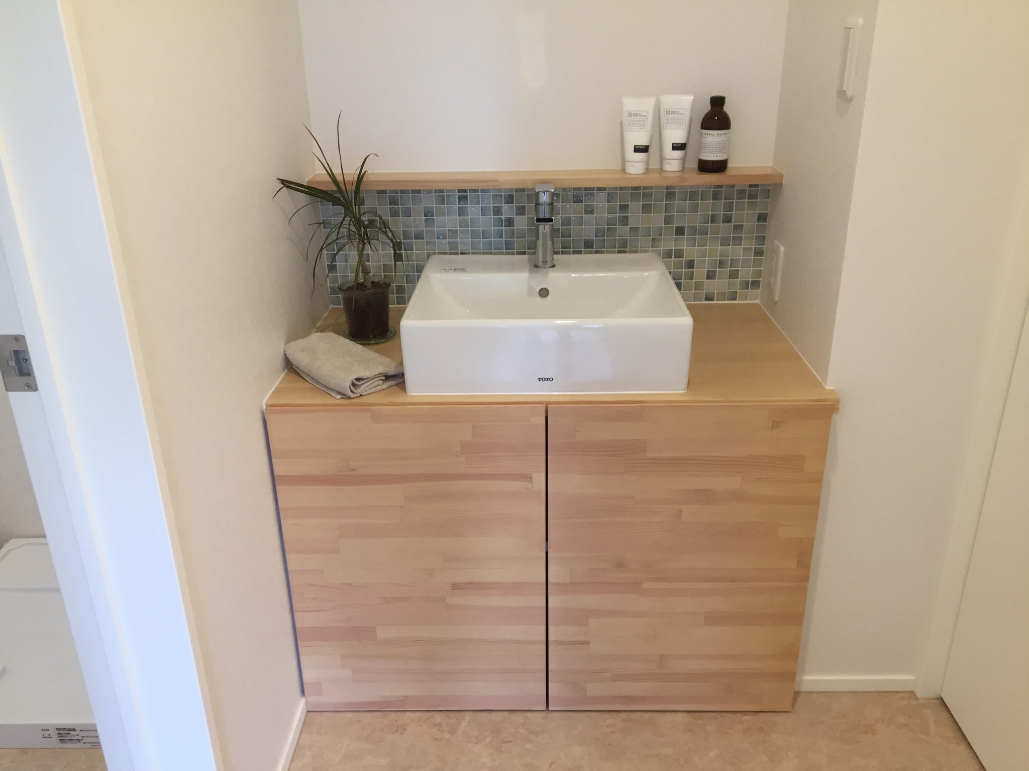 柔らかい色合いの木材を基調とした洗面化粧台