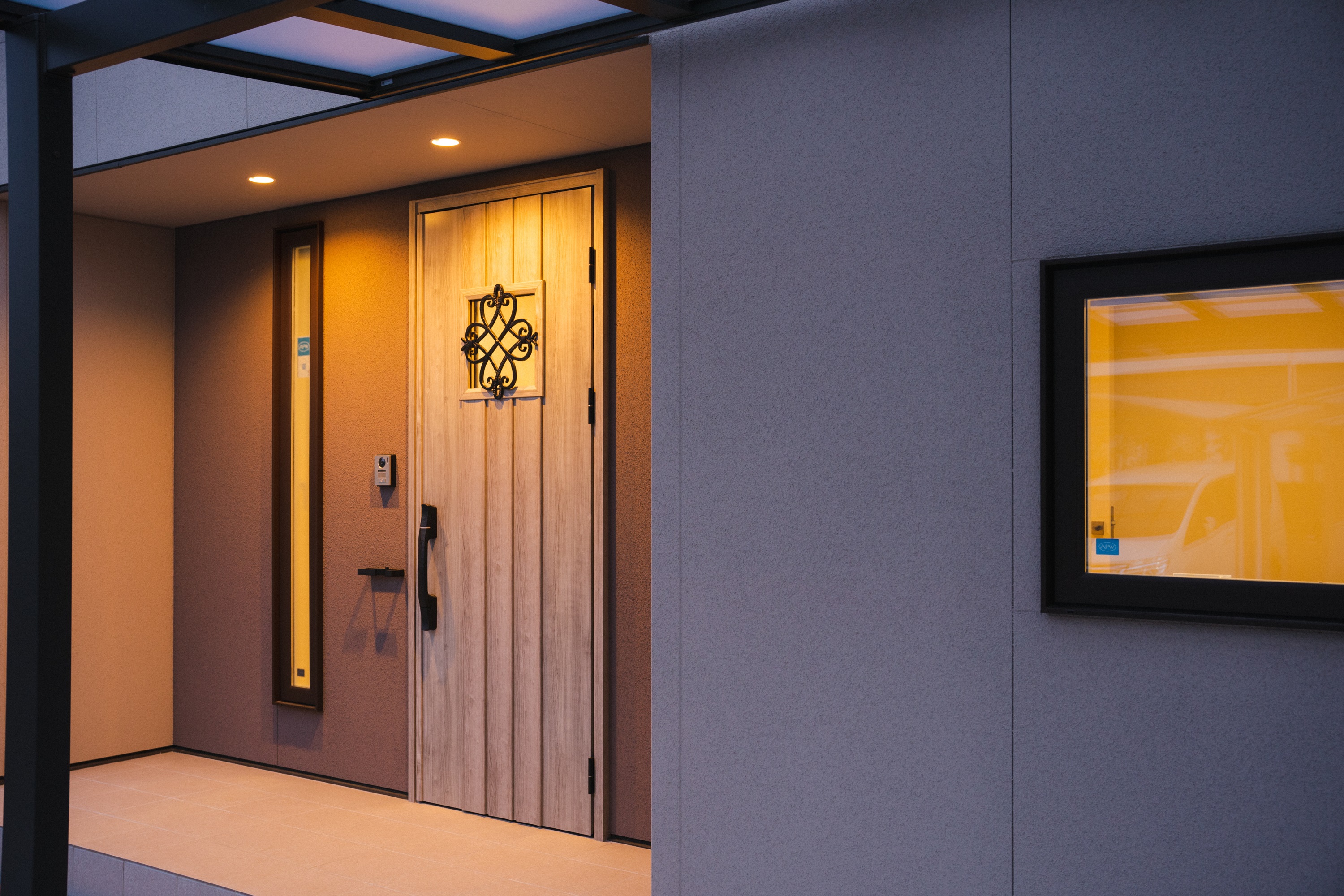 アイアン製の装飾が可愛い玄関ドア（ヴェナートD30  N12デザイン）