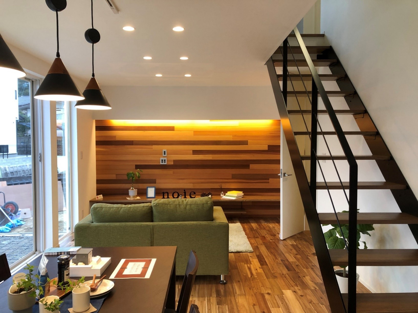 アクセントのレッドシダーが映える木と色が調和した家 写真